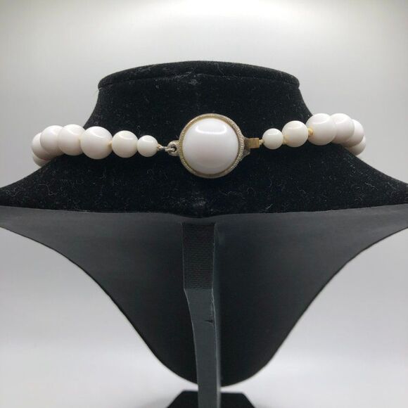 Vintage White Round Bead 21 Inch Necklace - Picture 2 of 4
